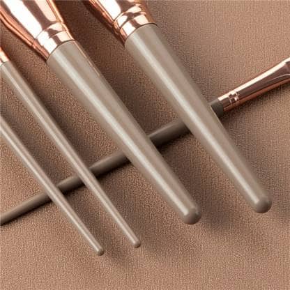 Lightweight beauty tools for professional makeup routines