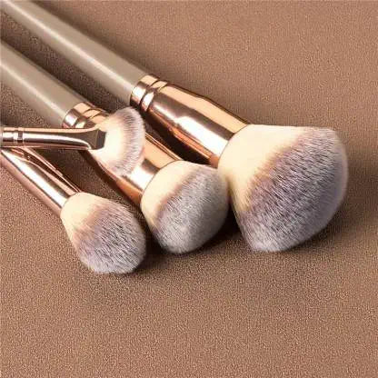 Smooth blending face brushes for powder contour and blush makeup